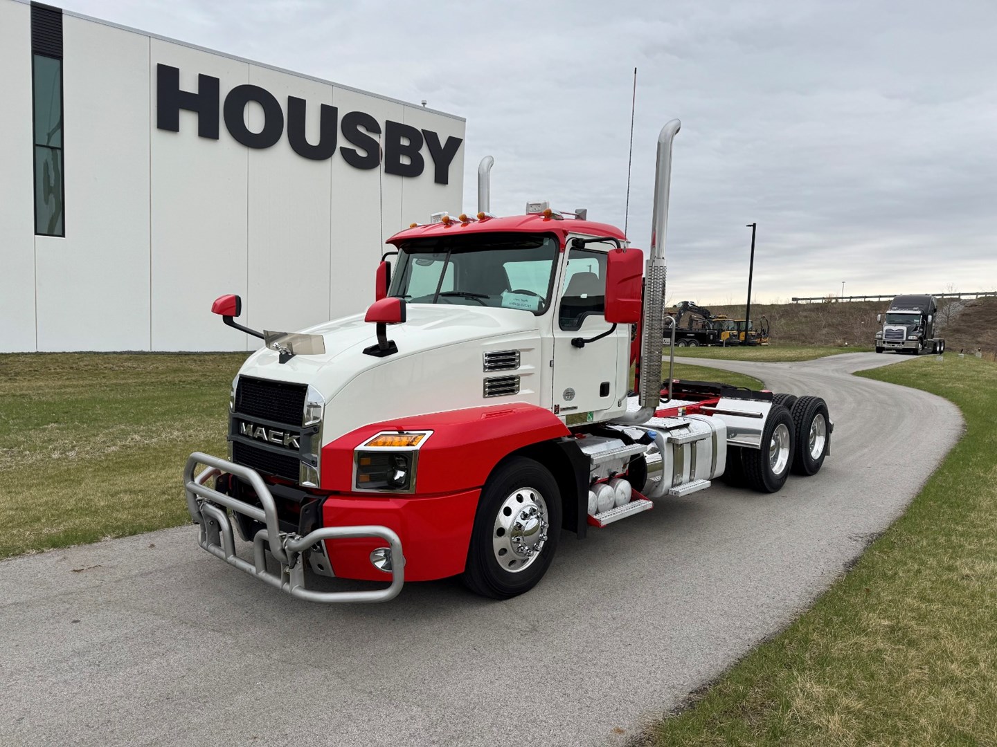 Used 2023 Mack Anthem Daycab - image 1